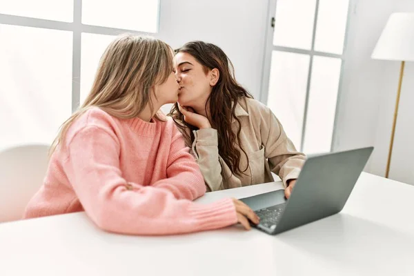 Genç Çift Evde Dizüstü Bilgisayar Kullanarak Öpüşüyor Çalışıyor — Stok fotoğraf
