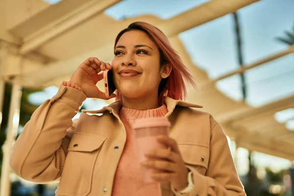 Mladý Hispánec Dívka Mluví Smartphone Pití Kávy Městě — Stock fotografie
