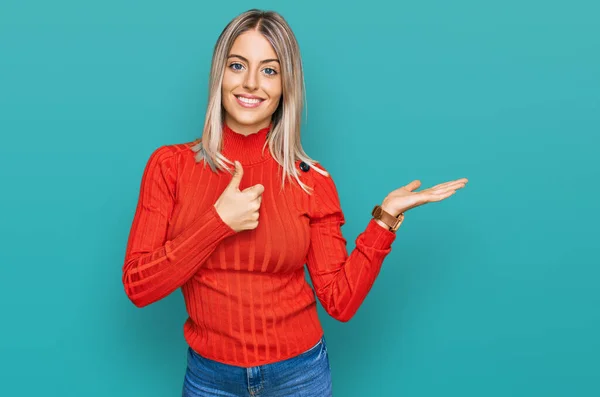 Mulher Loira Bonita Vestindo Roupas Casuais Mostrando Palma Mão Fazendo — Fotografia de Stock