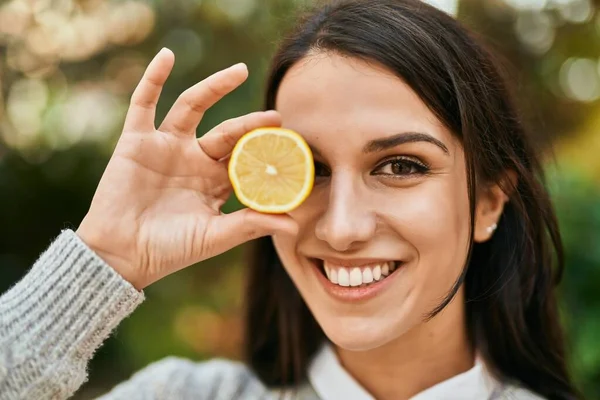 Молода Іспаномовна Жінка Посміхається Щасливий Тримає Шматочок Лимона Над Оком — стокове фото