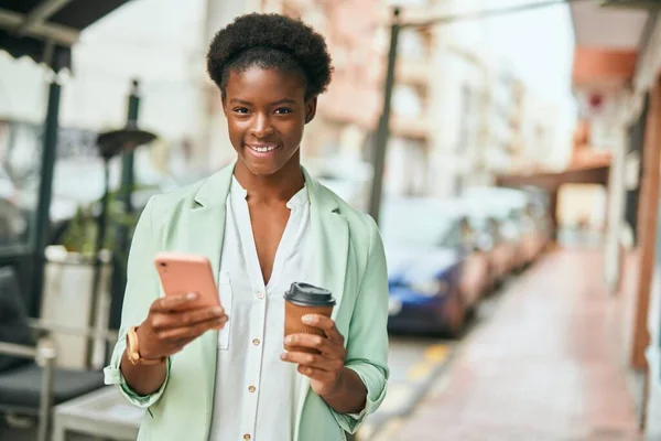 Mladý Africký Americký Podnikatelek Pomocí Smartphone Pití Kávy Městě — Stock fotografie