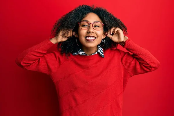 Beautiful African American Woman Afro Hair Wearing Sweater Glasses Smiling — 스톡 사진