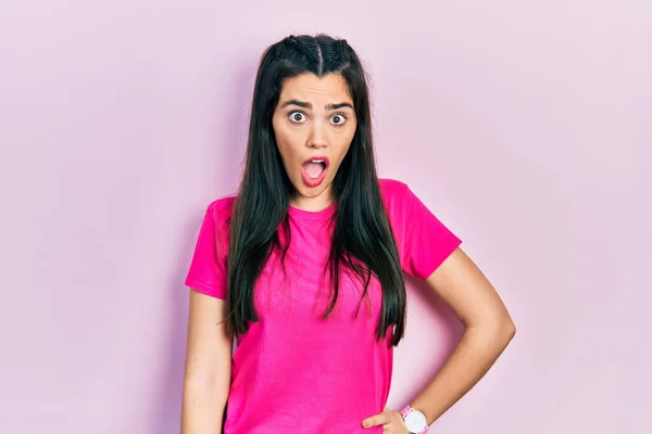 Chica Hispana Joven Con Camiseta Rosa Casual Cara Shock Con — Foto de Stock