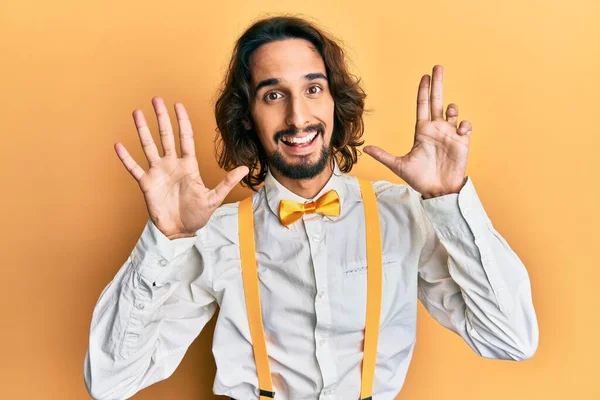 Junger Hispanischer Mann Eleganten Hipster Look Zeigt Und Zeigt Mit — Stockfoto