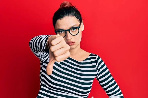 Jeune Femme Caucasienne Portant Des Vêtements Décontractés Des Lunettes Regardant — Photo