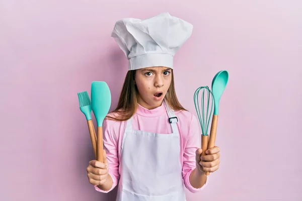 Beautiful Brunette Little Girl Wearing Professional Cook Apron Holding Cooking — 图库照片