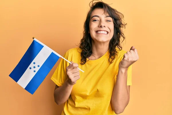 Junge Hispanische Frau Hält Honduras Fahne Und Schreit Stolz Feiert — Stockfoto