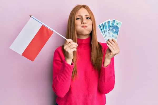 Jonge Ierse Vrouw Die Vlag Van Polen Vasthoudt Zloty Bankbiljetten — Stockfoto