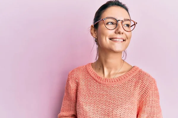 Jeune Femme Caucasienne Portant Des Vêtements Décontractés Des Lunettes Regardant — Photo