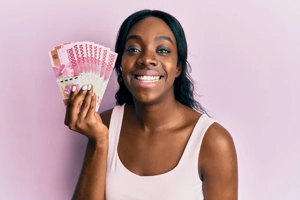 Mladá Africká Americká Žena Držící Indonéské Rupiah Bankovky Vypadají Pozitivně — Stock fotografie