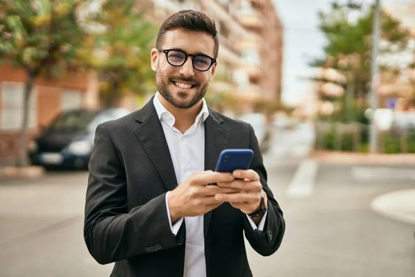 Mladý Hispánský Podnikatel Šťastně Usmívá Pomocí Smartphonu Městě — Stock fotografie