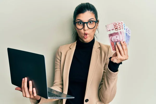 Mujer Hispana Joven Con Estilo Negocios Sosteniendo Portátil Corona Sueca — Foto de Stock