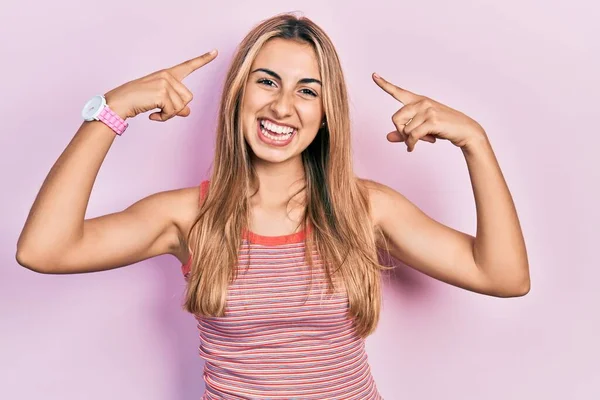 Belle Femme Hispanique Portant Shirt Été Décontracté Souriant Pointant Vers — Photo