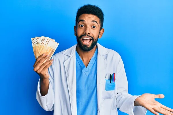 Hombre Hispano Guapo Con Barba Vistiendo Uniforme Médico Sosteniendo 500 — Foto de Stock