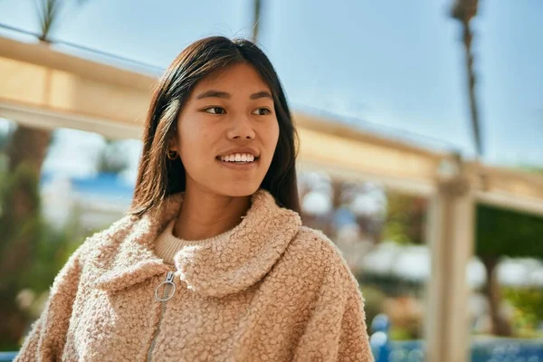 年轻的亚洲女人笑着站在城市里 — 图库照片