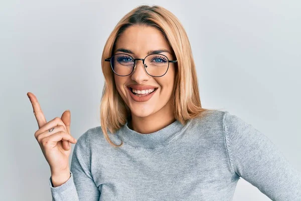 Junge Kaukasische Frau Lässiger Kleidung Und Brille Lächelt Glücklich Und — Stockfoto