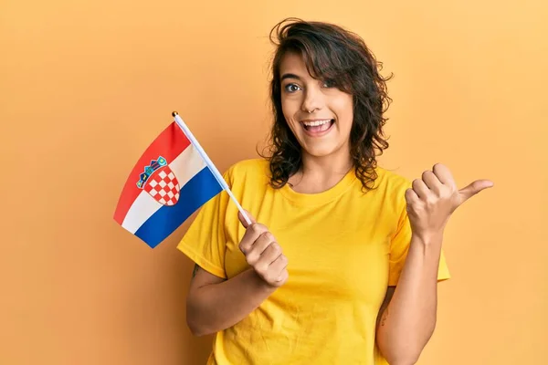 Jonge Spaanse Vrouw Houdt Kroatische Vlag Wijzen Duim Naar Zijkant — Stockfoto