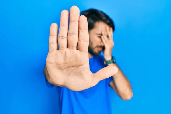 Ung Latinamerikansk Man Klädd Avslappnade Kläder Täcker Ögon Med Händer — Stockfoto