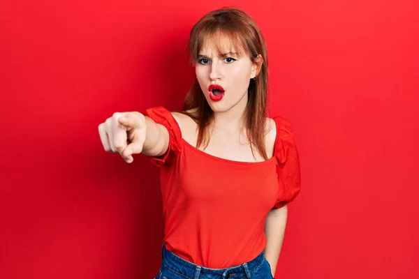 Jeune Femme Rousse Portant Shirt Rouge Décontracté Pointant Avec Doigt — Photo