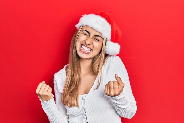 Mulher Hispânica Bonita Usando Chapéu Natal Muito Feliz Animado Fazendo — Fotografia de Stock