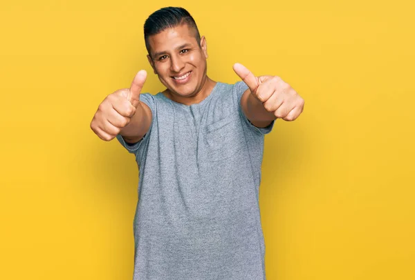 Mladý Latinskoamerický Muž Oblečený Neformálního Oblečení Schvalující Pozitivní Gesto Rukou — Stock fotografie