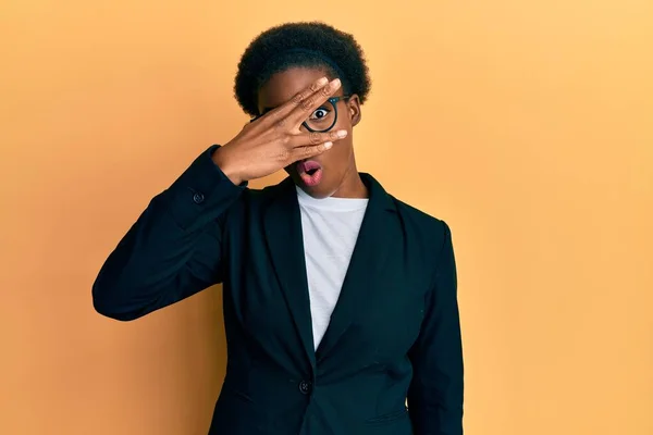 Jovem Afro Americana Vestindo Jaqueta Negócios Óculos Espreitando Choque Cobrindo — Fotografia de Stock