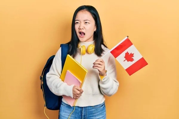 Jovem Estudante Intercâmbio Menina Chinesa Segurando Bandeira Canadá Com Raiva — Fotografia de Stock