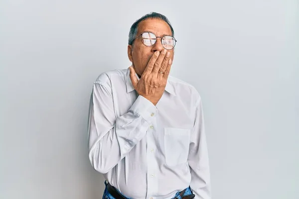 Indischer Mann Mittleren Alters Lässiger Kleidung Und Brille Gelangweilt Gähnend — Stockfoto