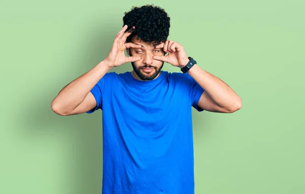 Jonge Arabische Man Met Baard Casual Blauw Shirt Probeert Ogen — Stockfoto