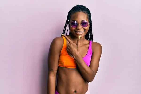 Mladá Afrikánská Američanka Bikinách Slunečních Brýlích Veselá Úsměvem Tváři Ukazujícím — Stock fotografie