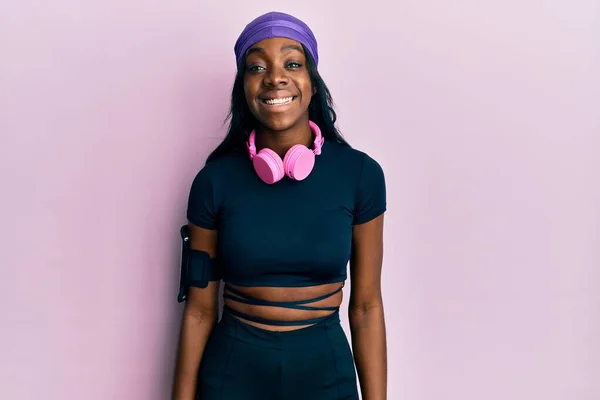 Młoda Afroamerykanka Ubrana Strój Gimnastyczny Używająca Słuchawek Uśmiechem Twarzy Szczęśliwy — Zdjęcie stockowe