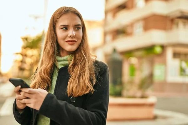 Genç Sarışın Kız Şehirde Akıllı Telefon Kullanarak Mutlu Bir Şekilde — Stok fotoğraf