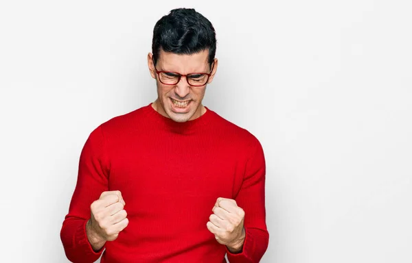 Schöner Hispanischer Mann Lässiger Kleidung Und Brille Sehr Glücklich Und — Stockfoto