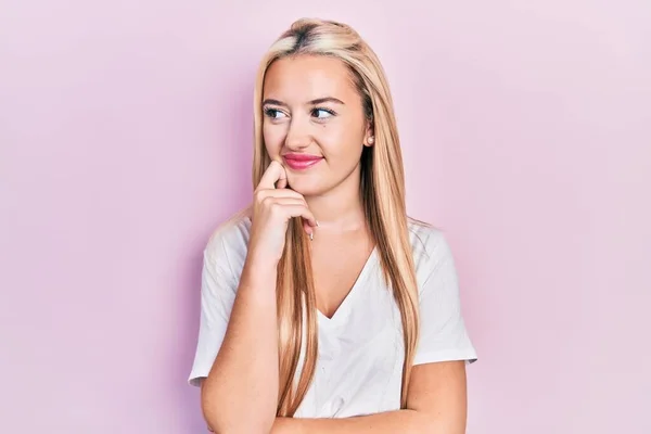 Junges Blondes Mädchen Lässigem Weißem Shirt Das Konzentriert Über Zweifel — Stockfoto