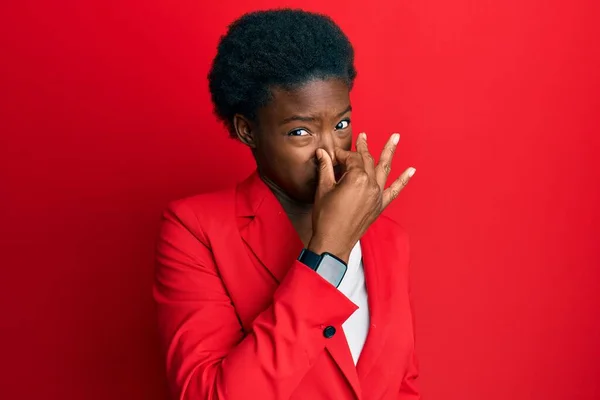 Jovem Afro Americana Vestindo Roupas Negócios Cheirando Algo Fedorento Nojento — Fotografia de Stock