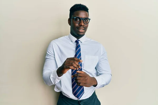 Schöner Schwarzer Mann Mit Brille Und Krawatte Mit Einem Breiten — Stockfoto
