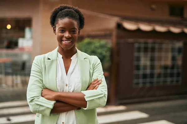 Joven Mujer Negocios Afroamericana Con Los Brazos Cruzados Sonriendo Feliz — Foto de Stock