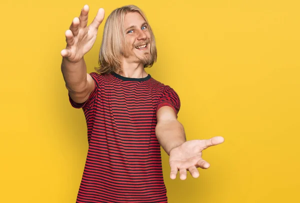 Homem Caucasiano Com Cabelos Longos Loiros Vestindo Camiseta Listrada Casual — Fotografia de Stock