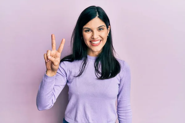 Jonge Latijns Amerikaanse Vrouw Casual Kleding Glimlachend Naar Camera Kijkend — Stockfoto