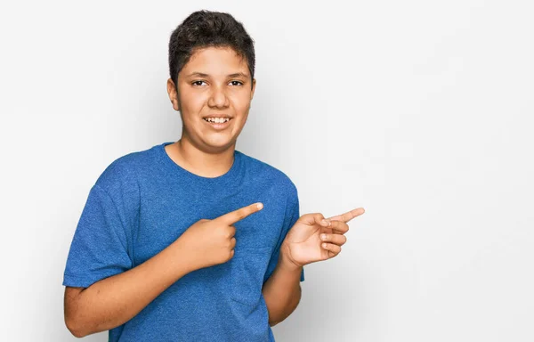 Ein Hispanischer Teenager Lässiger Kleidung Lächelt Die Kamera Und Zeigt — Stockfoto