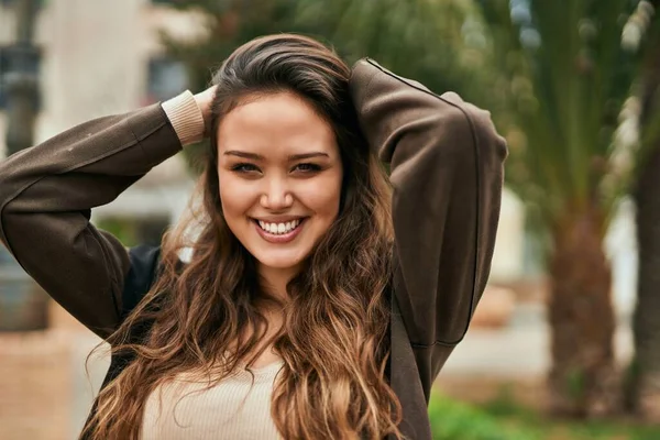 Joven Mujer Hispana Sonriendo Feliz Pie Ciudad — Foto de Stock