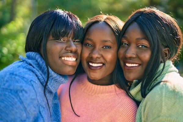 Tres Amigos Afroamericanos Sonriendo Felices Abrazándose Parque —  Fotos de Stock
