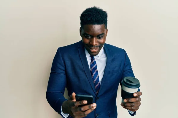 Snygg Företag Svart Man Med Smartphone Och Dricka Kopp Kaffe — Stockfoto