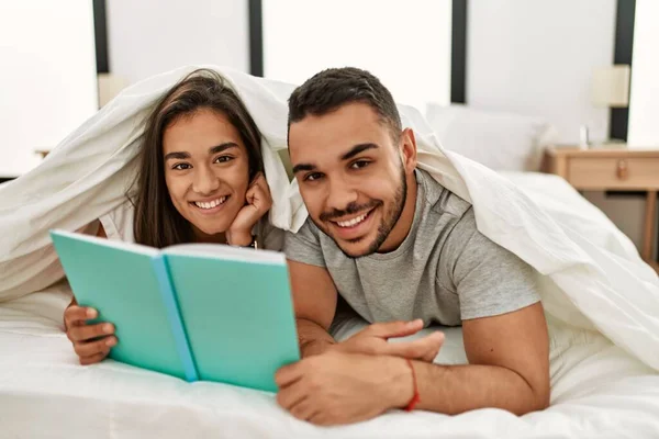 Jong Latijn Paar Lezen Boek Omslag Met Laken Het Bed — Stockfoto