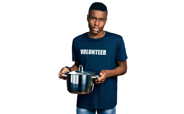 Giovane Uomo Afroamericano Che Indossa Volontari Con Mano Una Pentola — Foto Stock