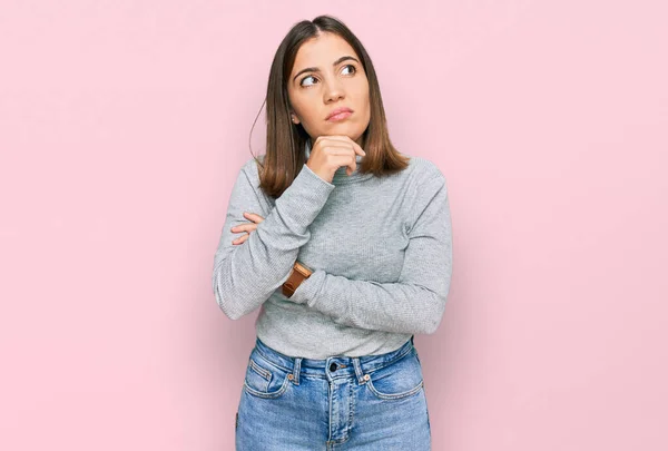 Młoda Piękna Kobieta Ubrana Luźny Sweter Rękami Brodzie Myśląca Pytaniu — Zdjęcie stockowe