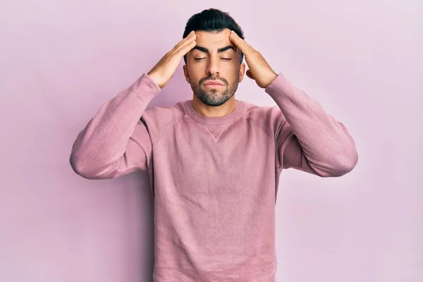 若いヒスパニック系の男性の頭の上に手でカジュアルな服を着て 頭痛の種のため ストレス 片頭痛 — ストック写真