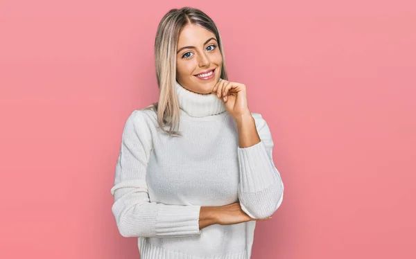 Vacker Blond Kvinna Bär Casual Turtleneck Tröja Ser Säker Kameran — Stockfoto