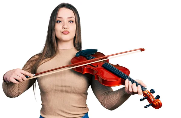 Ein Junges Hispanisches Mädchen Das Geige Spielt Und Die Kamera — Stockfoto