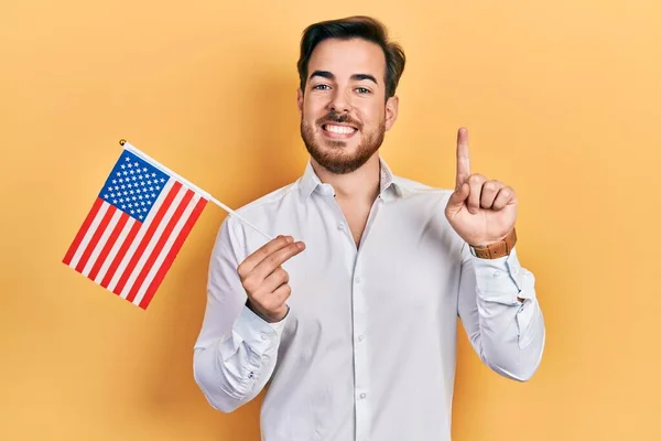 Hombre Caucásico Guapo Con Barba Sosteniendo Bandera Los Estados Unidos —  Fotos de Stock